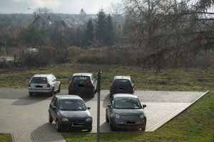 Działka znajduje się tuż za niedawno wybudowanym parkingiem