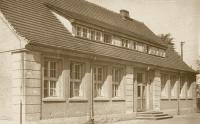 Stara fotografia pokazująca pierwotny wygląd szkoły, widok na wejście